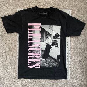 BLACK PLEASURES X ELVIS TEE
SIZE S